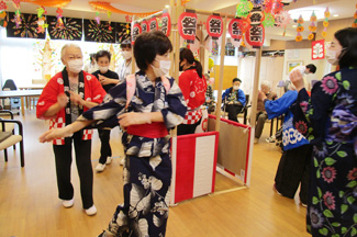 祭りといえば音頭。座りながら手拍子で参加する方も